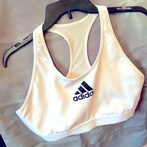 Comfortable sports bra with mesh backing